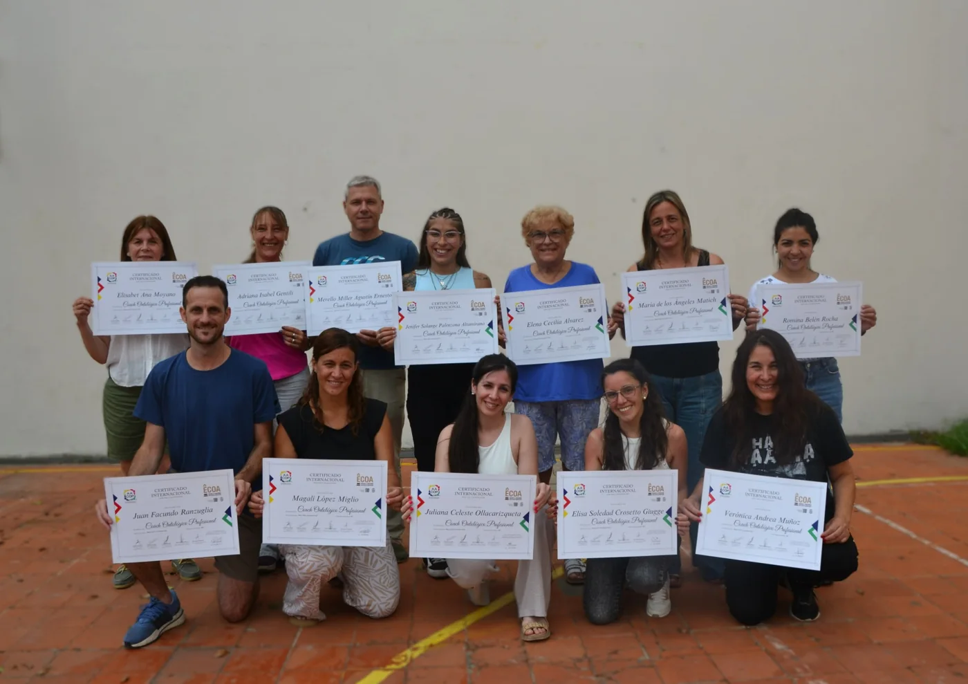 Estudiantes de ECOA compartiendo un encuentro con sus certificados