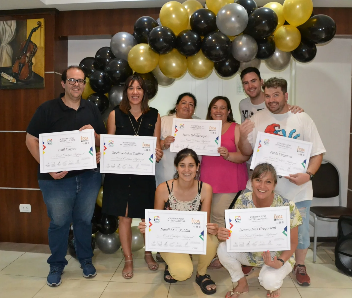 Estudiantes de ECOA reunidos con sus certificados