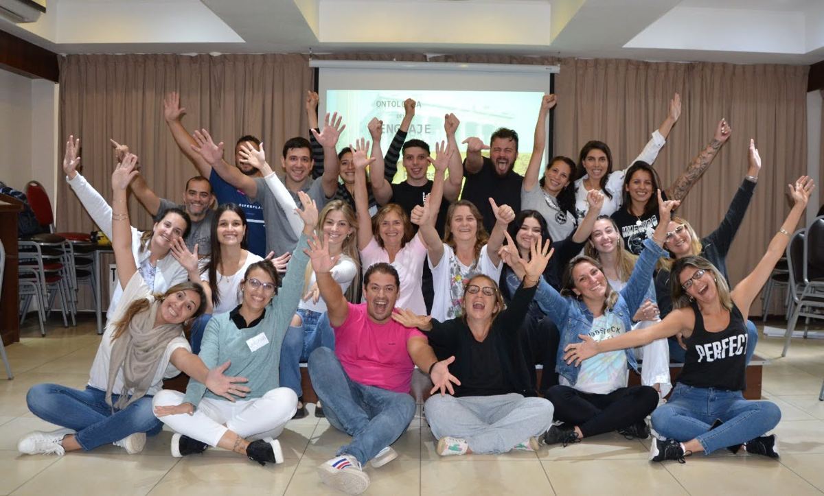 Grupo de estudiantes de ECOA reunidos en un aula